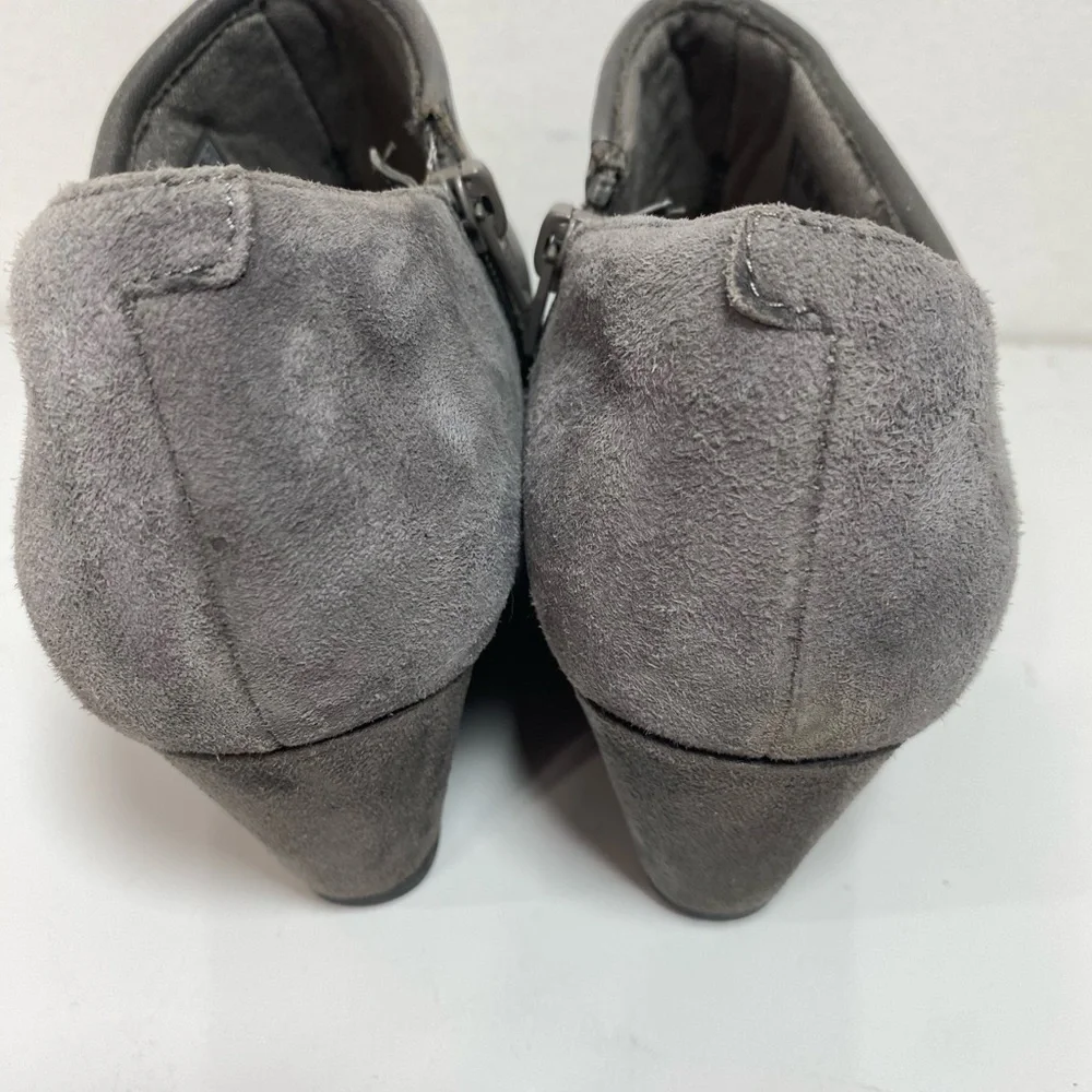 Clarks Women's Size 7 Suede Leather Side Zip Wedge Ankle‎ Boots Grey